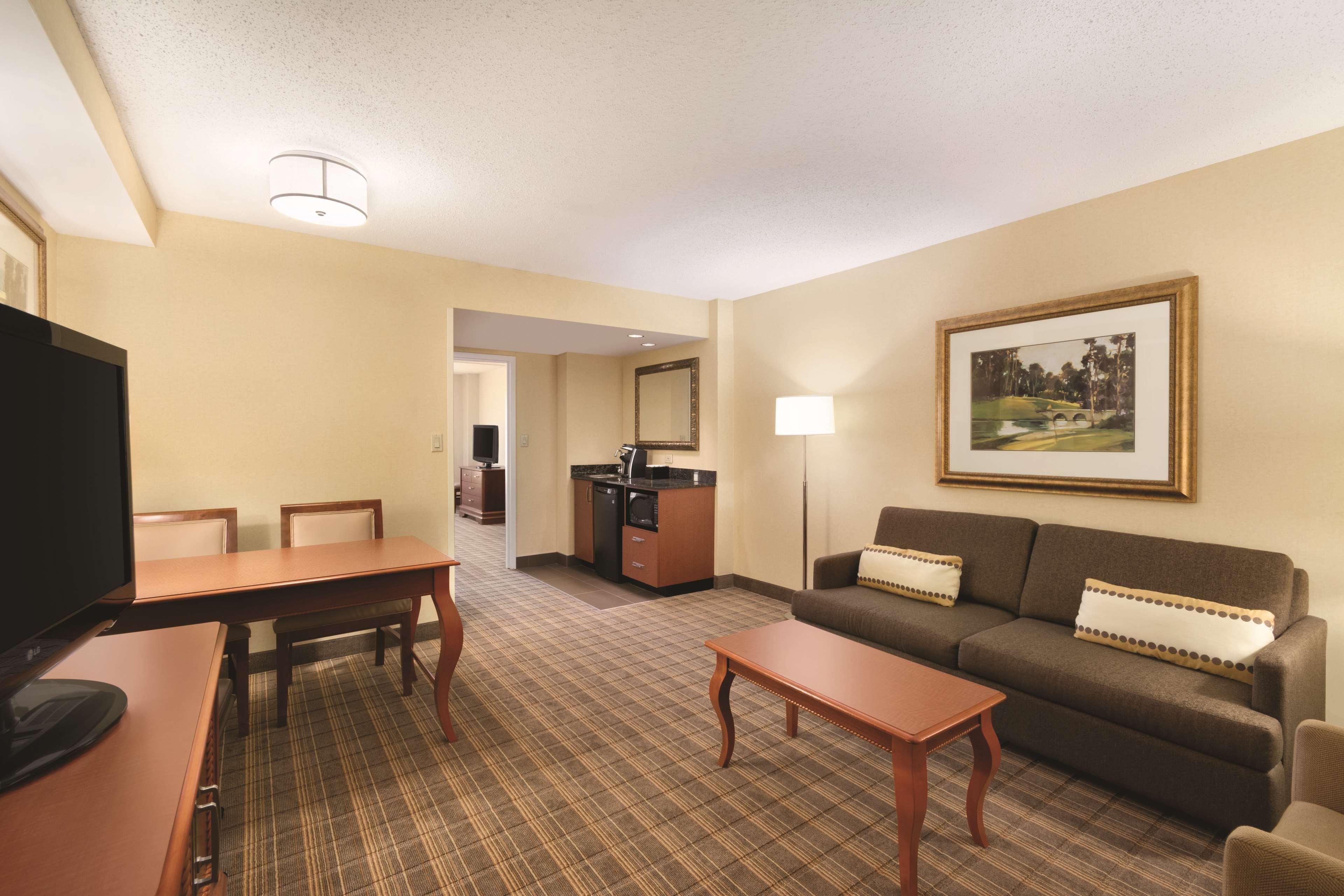Embassy Suites Greenville Golf Resort & Conference Center Esterno foto