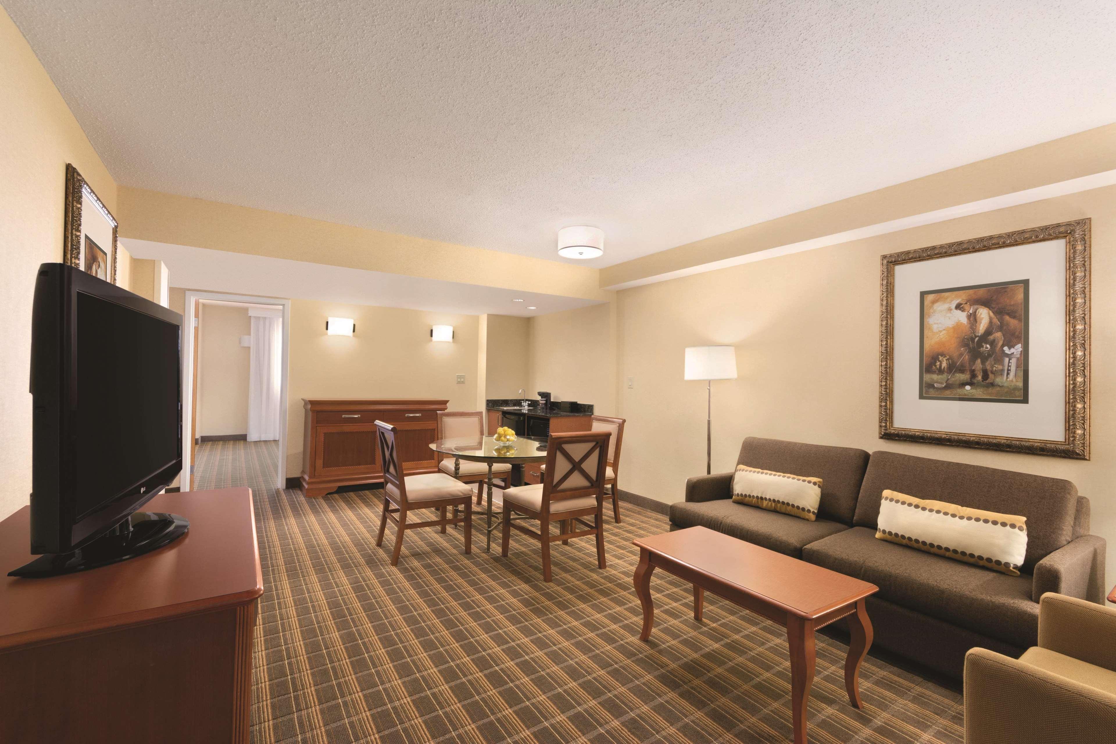Embassy Suites Greenville Golf Resort & Conference Center Esterno foto